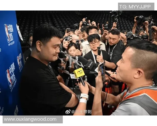 姚明出行遭遇记者围堵现场情况引发热议引发公众对明星隐私的关注